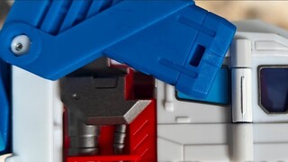 The second batch of the flagship store's Fire Horse Optimus Prime, the box is yellowed after opening