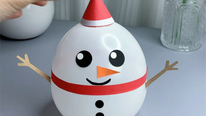 It's snowing, and it's fun to make a cute little snowman tumbler with balloons.