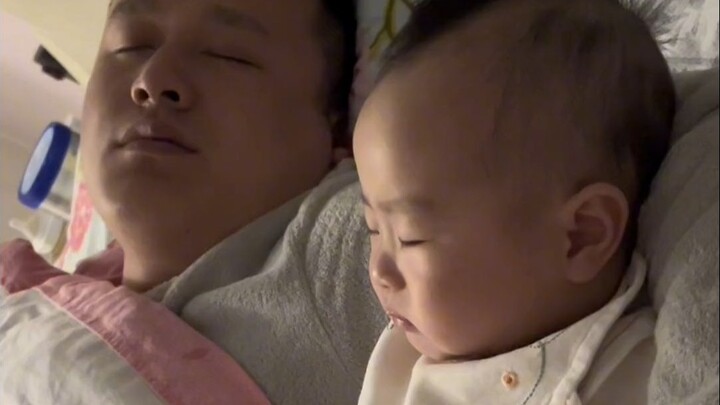 Hearing Dad’s snoring, the baby first rolled their eyes, then let out a sigh, and finally felt incre