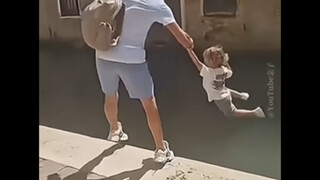 玩脱了的爸爸们…跳进河里的那一刻真蚌埠住了🤣