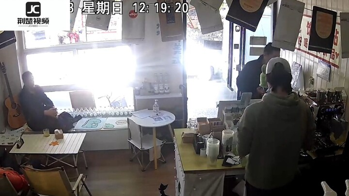 Mẹ bị hạ đường huyết, cô bé một mình đến cửa hàng cầu cứu – cảnh tiếp theo thật ấm lòng!