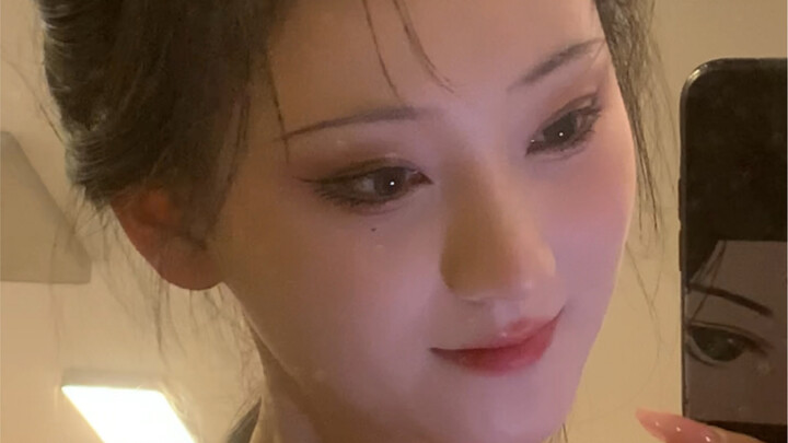 Khi nào thì lông mày mảnh và mắt cáo mới trở nên thịnh hành nhỉ?