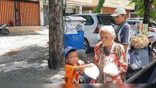 bansos part#1| bagi - bagi angpao + makanan ke orang- orang yg ada di jalan