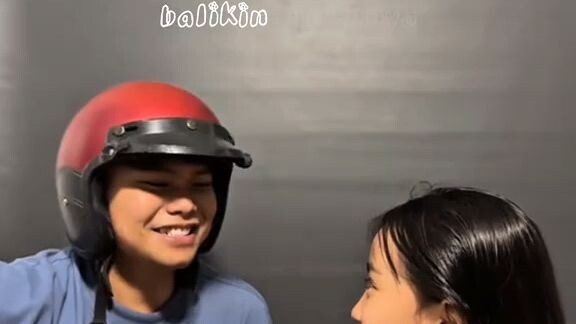 adik kaka bernyanyinya