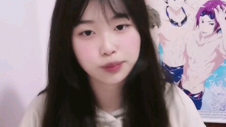 بإشارة صغيرة من اليد يبدأ الراب، وبفتحة صغيرة للثغر تفوح عبق الأزهار والأغاني!