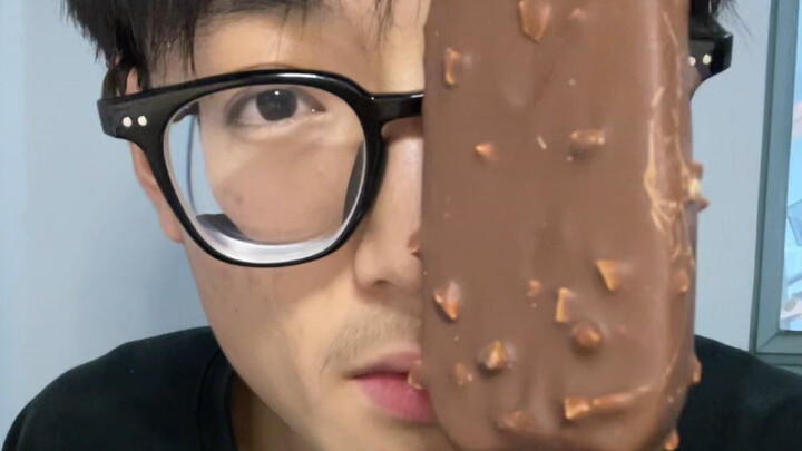 Pemuda penderita diabetes akhirnya baru bisa menikmati satu batang es krim Magnum saat ia mengalami 