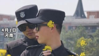 “川渝影响严重啊”保安小哥油菜花田演绎电视剧情节，不像是被迫的，像是自愿拍的