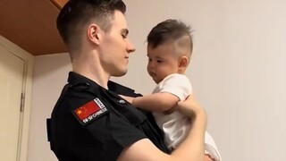 芬兰奶爸哄六个月的宝宝，满脸温柔的看着孩子 五官精致 #人夫感 #超级奶爸 #爹系男友 #奶爸 #禁欲系