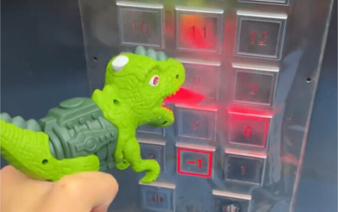 Keluar untuk mengambil paket, wajib disinfeksi! Akhirnya si jagoan kecilku berguna juga!