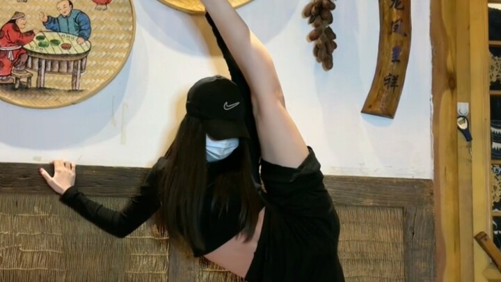 Dancer [360-degree splits]