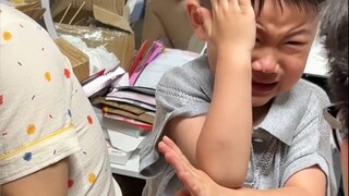 小孩哥用尽全力的一击只换来了无尽的嘲笑！