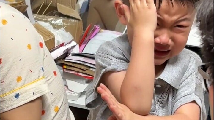 小孩哥用尽全力的一击只换来了无尽的嘲笑！