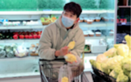 A guy accompanies his girlfriend to the supermarket, picking out vegetables as they go. Netizens com
