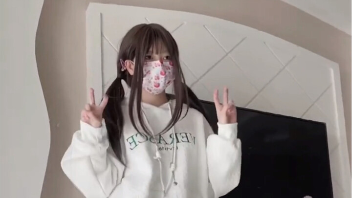 اليوم زوجي وابنتي ليسا في المنزل، فقمت بتقليد ملابس ابنتي خلسة، وشعرت وكأنني عدت إلى سن الثامنة عشرة