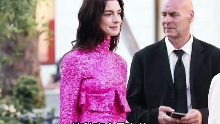 Begini Cara Menilai Sepatu Stiletto Jangkung ala Anne Hathaway dengan Warna Pink Barbie yang Mematik
