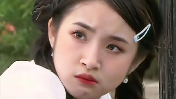 Who would have thought she's a dim-witted beauty in the drama, but in real life, she's actually a go