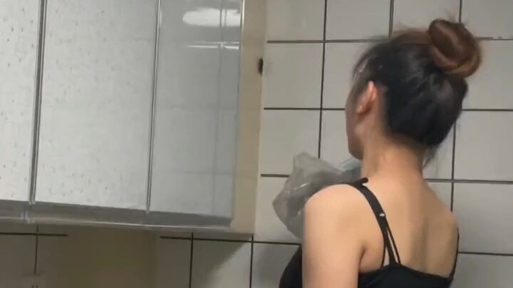 Merawat kucing selama seribu hari, akhirnya berguna juga! Kucing: Rumah ini tidak bisa tanpa aku!