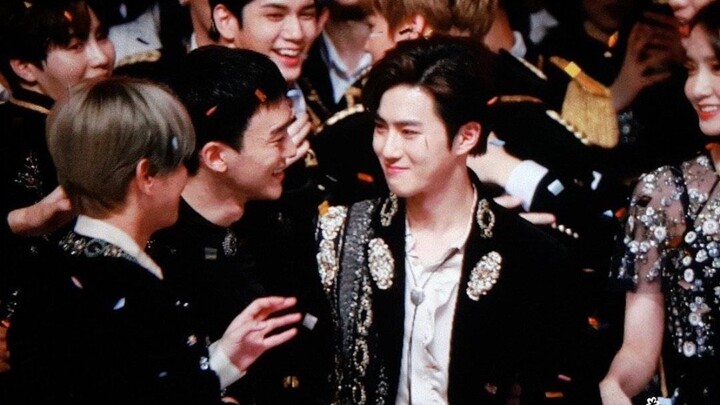 [EXO] The most beautiful moment is when you turn around to look for the members, and they hug you fr