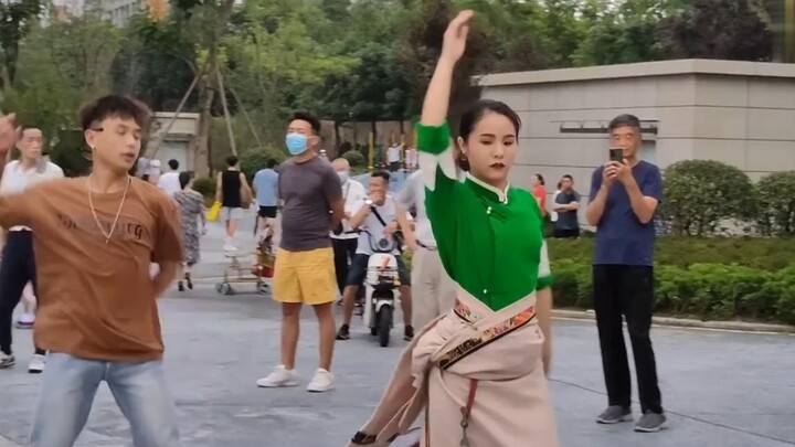 A 21-year-old girl from Chengdu, Sichuan, danced the Guozhuang dance, attracting more than 1,000 pas
