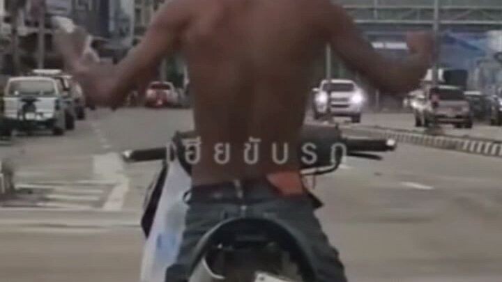 พี่จะทำแบบนี้กลางไฟแดงไม่ได้น่าาาาาา!!