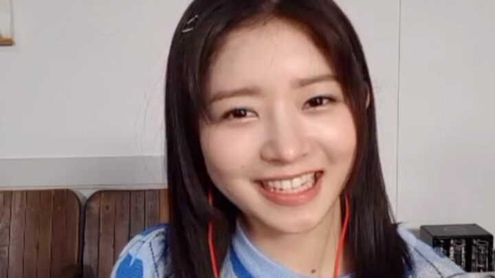 Lian Shui Lian lost twice in rock-paper-scissors against her idol and burst into laughter