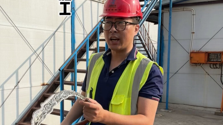 How does Pang Donglai handle construction sites?