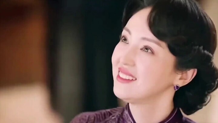 นึกว่าจะเป็นสาวหน้าตาธรรมดา แต่ปรากฏว่าโผล่มาทีเดียวทำคนทั้งงานตะลึง!