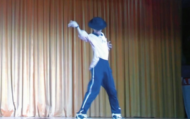 Menari mengikuti Michael Jackson di depan seluruh sekolah? Pimpinan sekolah terkejut!