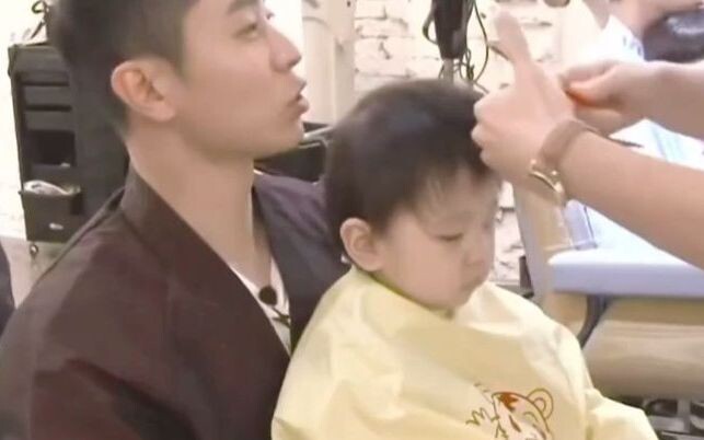 Dù An Hyun-soo có muốn chứng minh con mình là con gái đến đâu, thì chiếc mũ bơi với mái tóc củ cải n