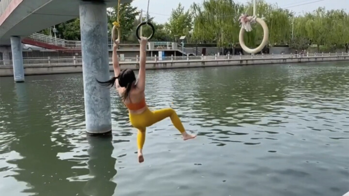 الهاتف؟ الهاتف بخير؟ #سباحة_الشتاء #تحدي_الحلقات