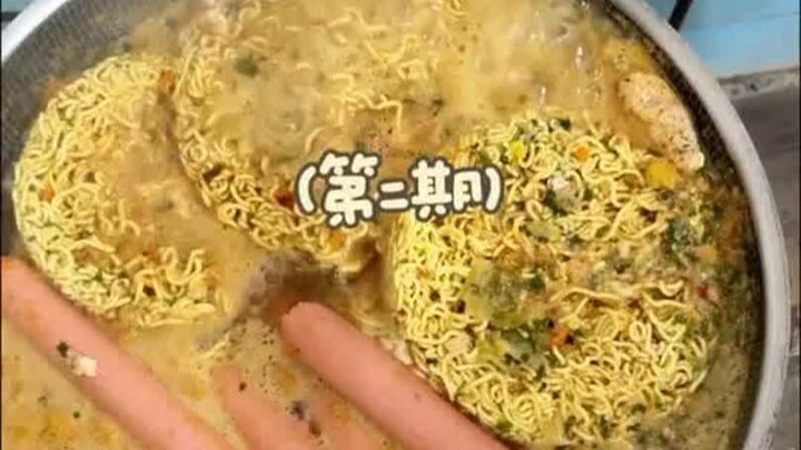 โรงเรียนประถมในชนบทที่มีนักเรียนเพียงสองคน ครูและนักเรียนทั้งสามคนนั่งล้อมเตาต้มบะหมี่กันเป็นครั้งที