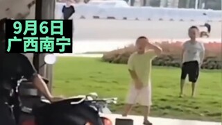 Anaknya diganggu oleh teman sebayanya, sang ayah tidak ikut campur, tetapi meminta anaknya untuk mem