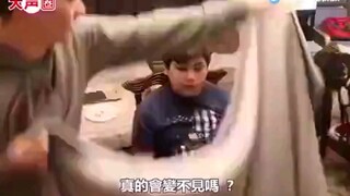 全家人假装弟弟被隐身看不见他