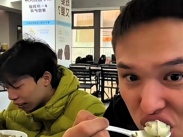 ผู้ช่วยของซินเจียงกินหมูโดยไม่ได้ตั้งใจ