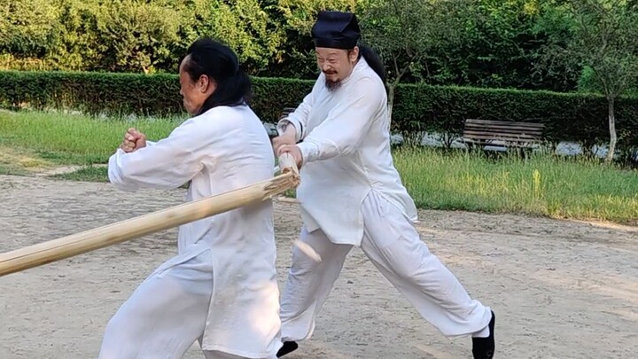 สองพี่น้องศิษย์เฉินซือซิงท้าทายฝีมือฮาร์ดกงอีกครั้งด้วยการหักไม้แบบเทคเดียวจบ ฉันถึงกับพูดไม่ออก!