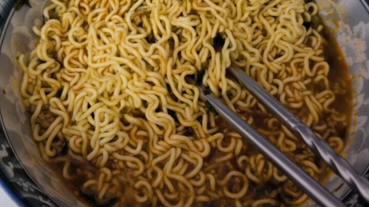 Ai mà hiểu nổi mì tôm lúc 3 giờ sáng chứ!