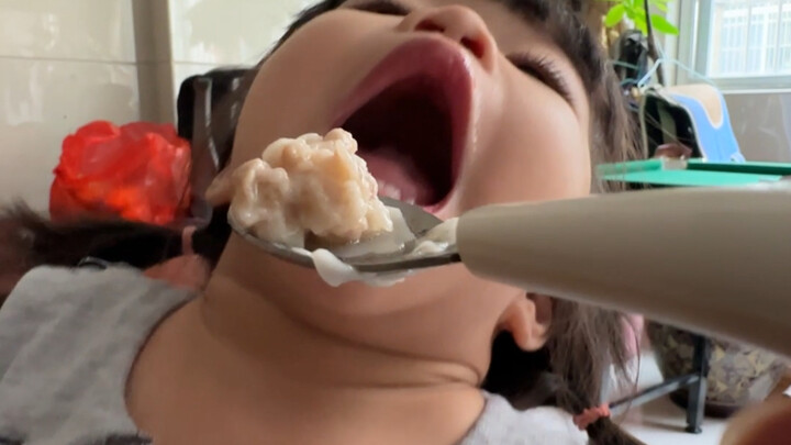 Beri makan putriku seperti burung