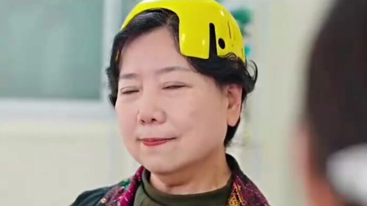 Bạn nhìn tôi, tôi cũng không đeo cho bạn đâu; ở bệnh viện nhất định phải đeo cái này…
