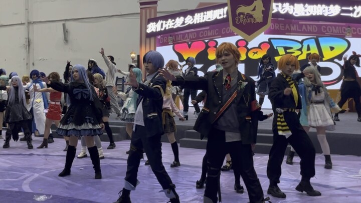 恍惚之间有一对坏狗在前面跳起了舞