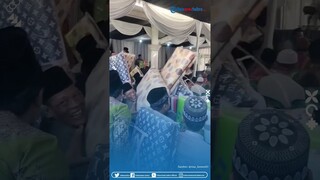 Istri di Rumah Full Senyum! Momen Bapak-bapak Dapat Souvenir Kasur Lipat saat Hadiri Hajatan