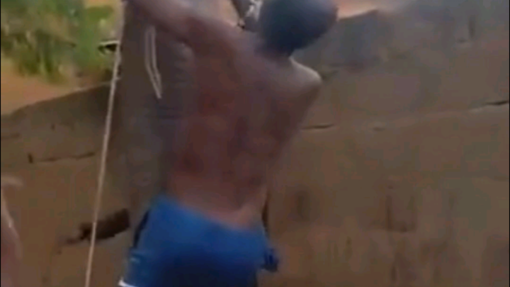 Một trưởng thôn ở châu Phi bị dân làng trói lại và đánh đòn vì biển thủ tiền xây giếng mới. Đề xuất 