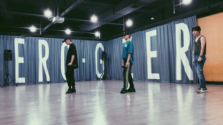 【伯远】【卓沅】《spotlight》全开麦live练习室侧拍一则