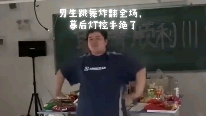 Nam sinh nhảy bùng nổ cả hội trường, anh chàng điều khiển đèn phía sau sân khấu thì quá đỉnh