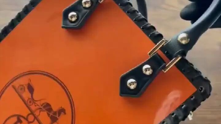 Turn shopping bags into chic, stylish purses...