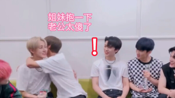 【نا جون/السوار】في 28 مايو، حضن "سو مي" على Vlive لم يخفَ على الأخ الأكبر! هل حقاً تحبّين تقديم كلمة 