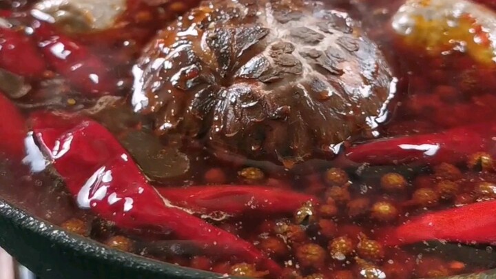 A lonely little hot pot—it's truly simple yet desolate.