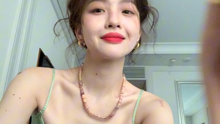 有粉丝说像是清新的绿桔梗花，好喜欢这个形容啊！