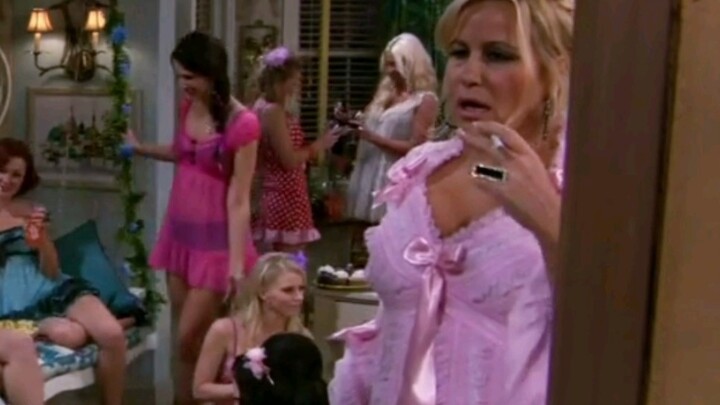 [2 Broke Girls] โลกหลากสีสันแบบไหนอยู่หลังประตู?