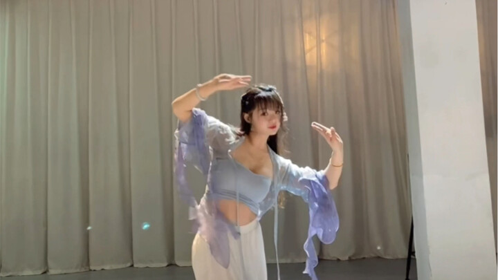 عينان جميلتان وابتسامة رقيقة، فتاة صغيرة رقيقة وظريفة.