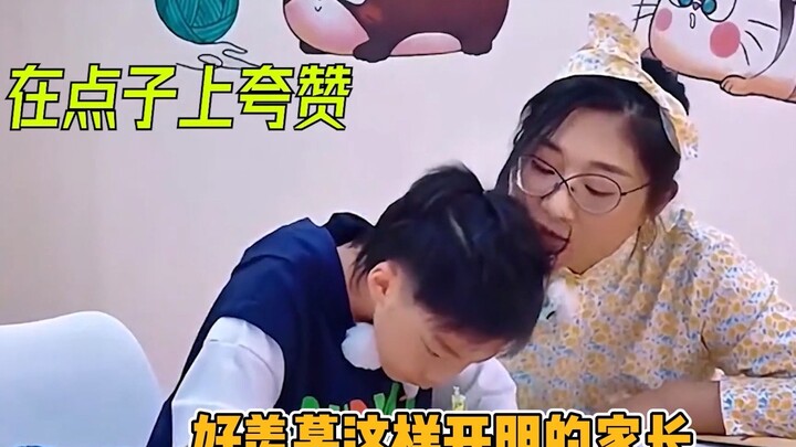 So envious of having such open-minded parents! Yineng Jing supports her son wearing women’s clothing